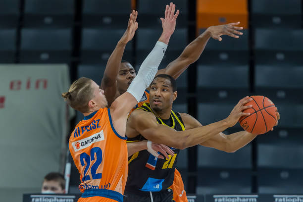 而防守反击 而防守反击